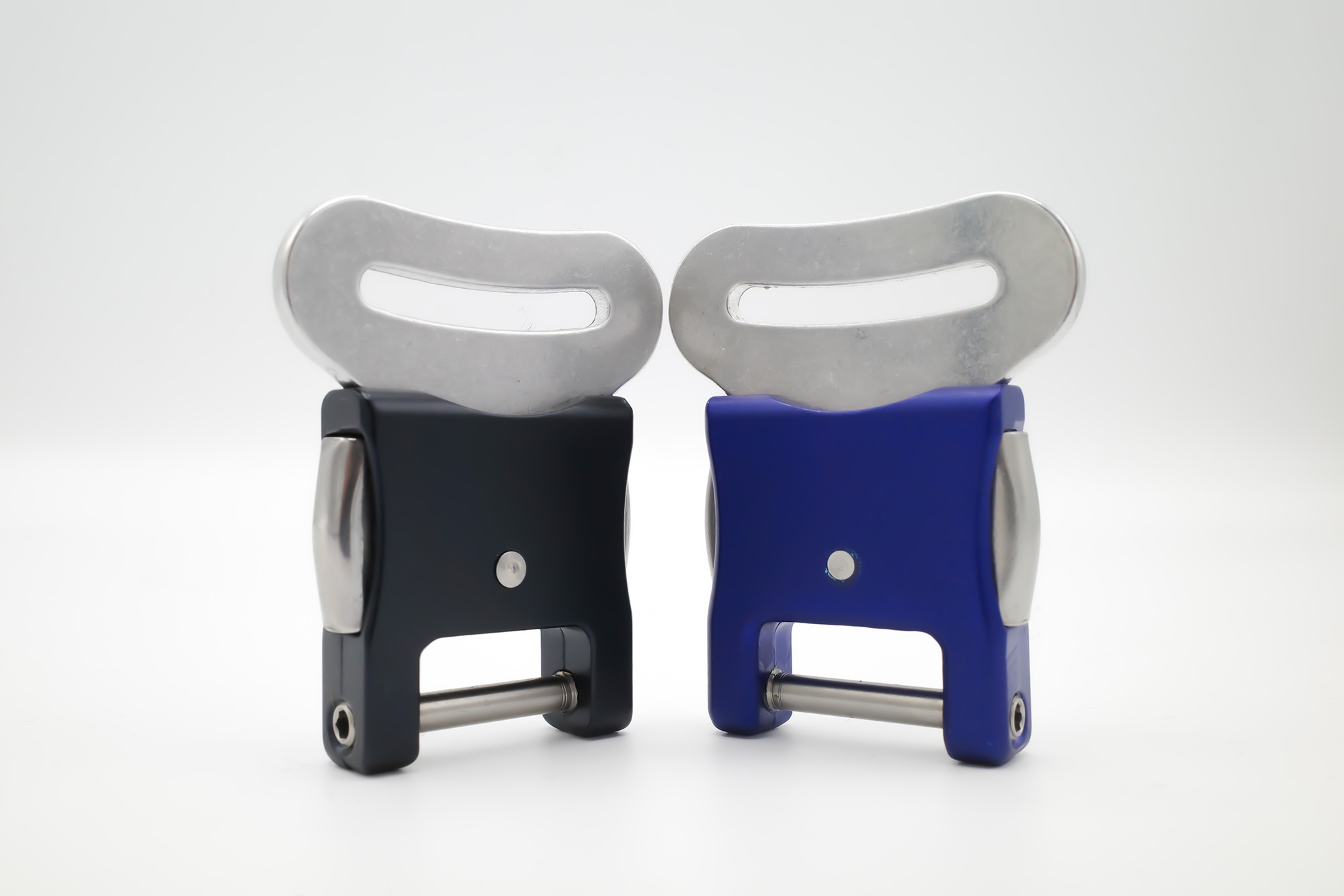 boucles de sécurité pour passage de sangle de harnais et équipement de sécurité, noir et bleu.