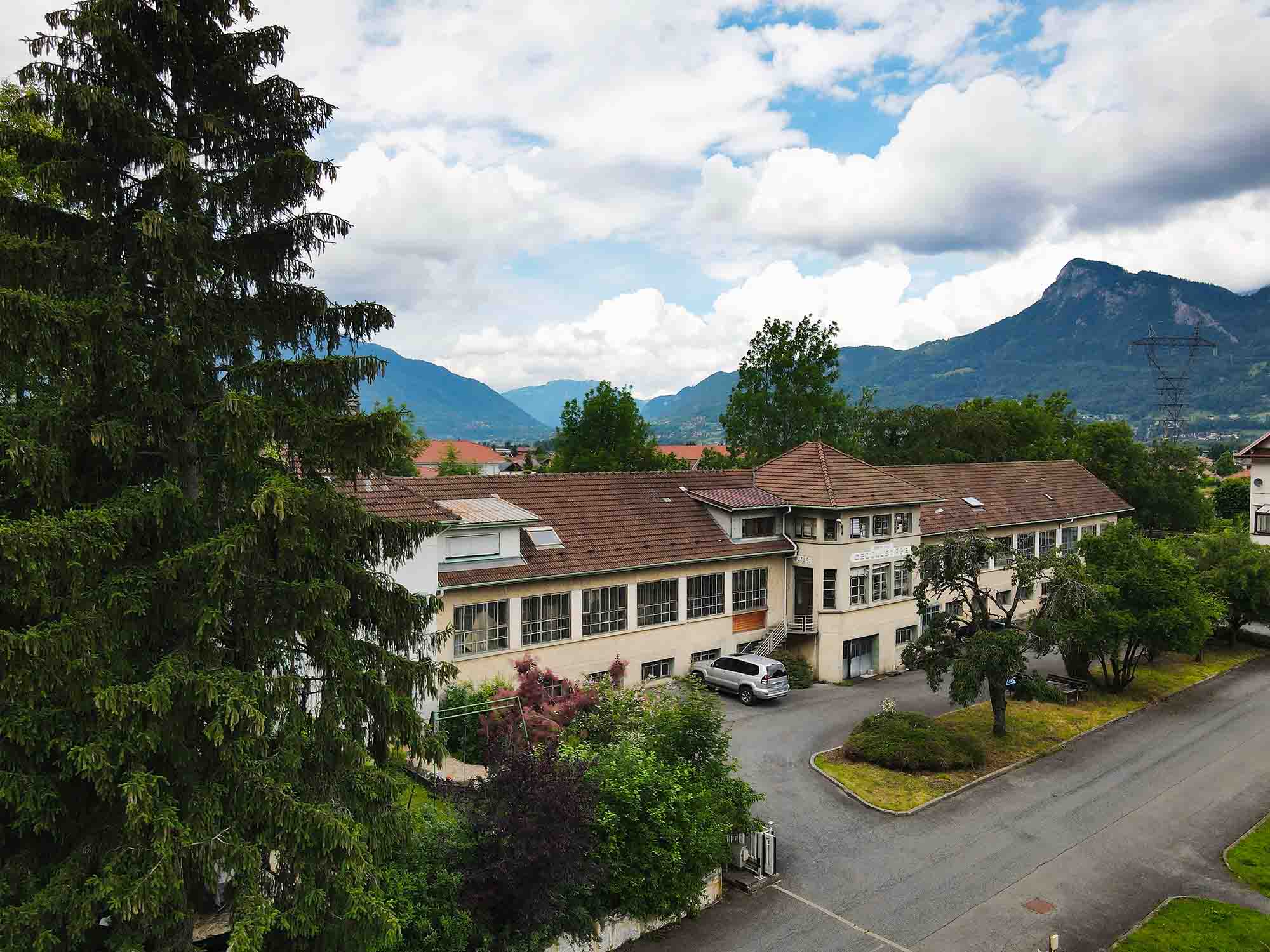 Site de production de Get Com Technologies à Annecy avec montagnes en arrière-plan